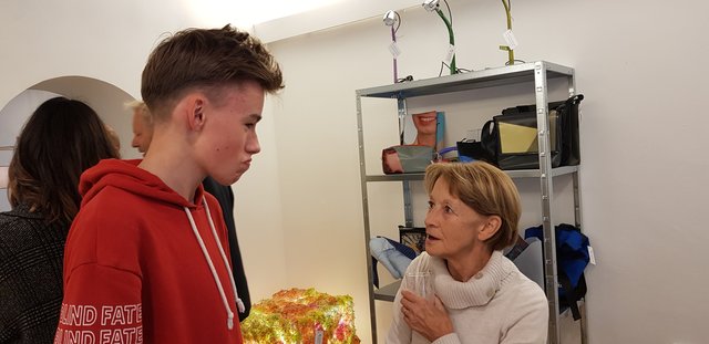 Benno Schulz berichtet für die Taschen von "Heidenspaß" aus Graz, die aus Fahrradschläuchen, Planen und Sicherheitsgurten hergestellt sind - mit Renate Pyrker im Gespräch. | Foto: Meidenfrau