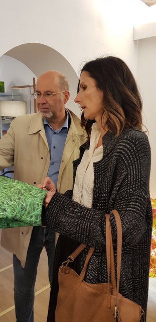 Neugierige Blicke auf die Skanbo Recycling Kollektion "Unique" von Tanzschulchef Horn und Frau Nareyka, die verschiednene Taschen der  recycelten "Blowup-Werbeträger" gerne persönlich präsentiert.    | Foto: Medienfrau