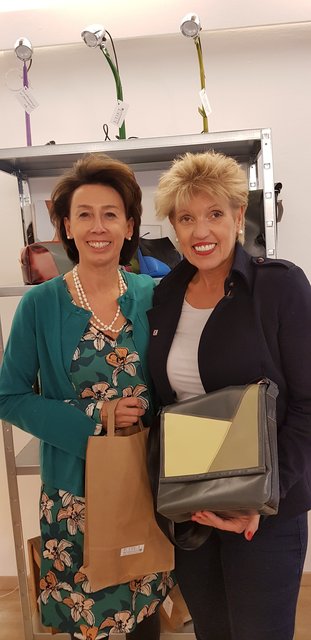 Doris Schulz freut sich über den Besuch der international tätigen Nachhaltigkeitsexpertin Brunhilde Schram, der gleichnamigen Agentur Schram &amp; mehr aus Linz. Planentaschen haben es Schram angetan.   | Foto: Medienfrau