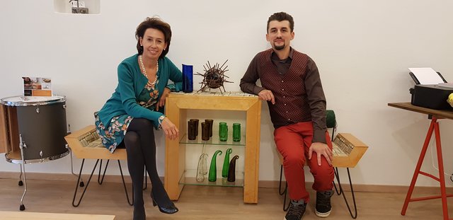 Geschäftsinhaberin Doris Schulz freut sich über die exquisiten Glasobjekte und Gefäße aus heiß verformten Flaschen von Glaskünstler Paul Osterberger. | Foto: Medienfrau