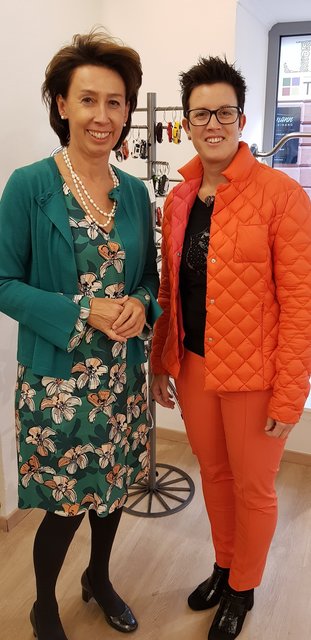 Doris Schulz mit Birgit Ebetshuber aus Wels, die sich für die "Key-Cars" interessiert - Schlüsselanhänger aus Matchboxautos.  | Foto: Medienfrau