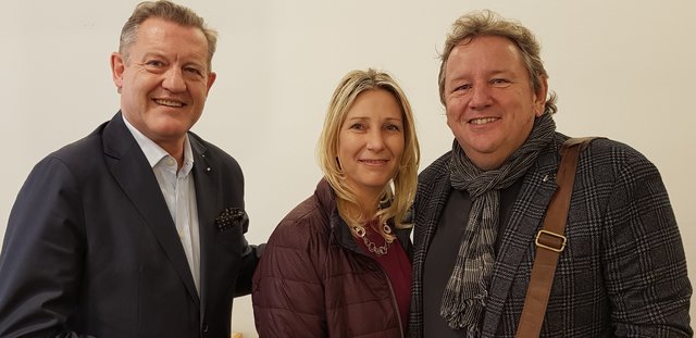 Geschäftsinhaber Gerald Polzer freut sich über den Besuch seinen "schlaraffischen" Freundes Maximilian Eigletsberger und dessen Lebensgefährtin | Foto: Medienfrau