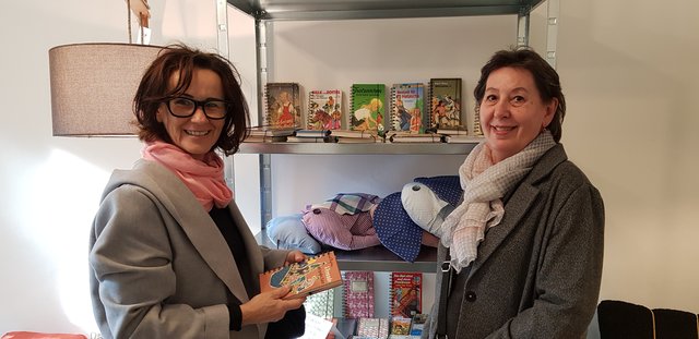 Melitta Stockinger aus Vöcklabruck stöbert mit ihrer Freundin den Nostalgie-Notizbüchern - Jugendbücher, die Erinnerungen wach werden lassen und Platz für persönliche Notizen bieten.    | Foto: Medienfrau
