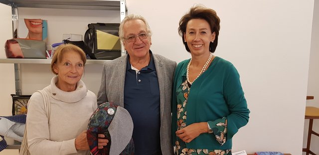 v.l.nr.
Renate Pyrker, Chefin von Austro-Plastics Wels, hat mit Architekt Dieter Grünberger das Projekt "SATAO" zur Rettung von Elefanten gegründet. Handgefertigt aus Herrenhemden oder Seidenkrawatten wird ein Teil des Erlöses auch an das Elefantenschutzprojekt gespendet.  Re-Design in seiner besten Form! | Foto: Medienfrau