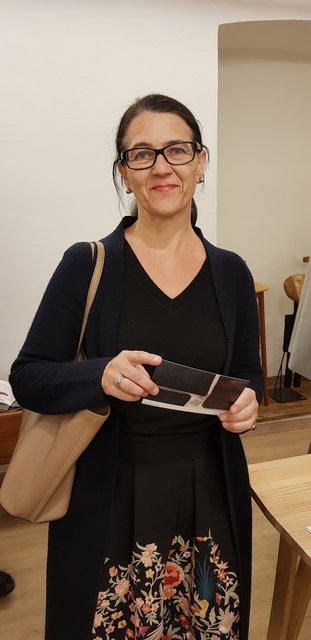 JKU-Lehrgangsleiterin Dr. Herta Neiss bei der Begutachtung der "Fury-Tales" Kissen - Edelpelze mit Geschichte. | Foto: Medienfrau