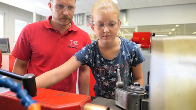 Keine Angst vor schweren Geräten, mit Hilfe der Trainer funktioniert – fast – alles kinderleicht | Foto: TAZ