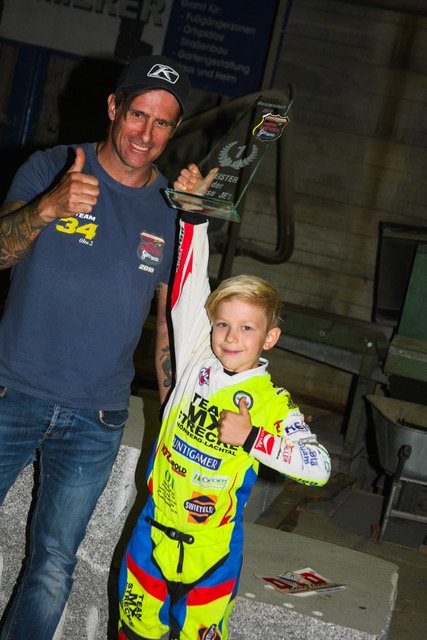 Das Ausnahmetaltent, der 50ccm Meister Ricardo Bauer mit Obmann  Alexander Janko | Foto: 5/18 JEC