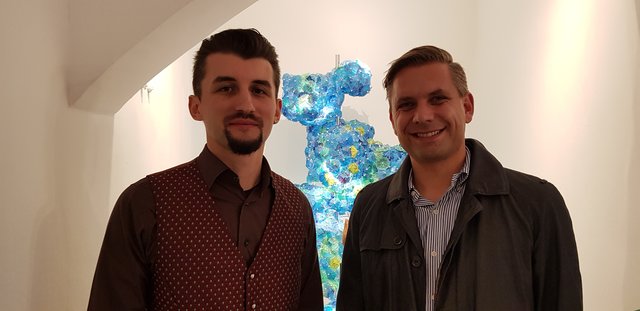 Glaskünstler Paul Osterberger bestaunt mit OÖVP Landesgeschäftsführer Wolfgang Hattmannsdorfer die Lichtskulptur "Phantomlantern" - Alternate Tree - von Sebastian Bayer.  | Foto: Medienfrau