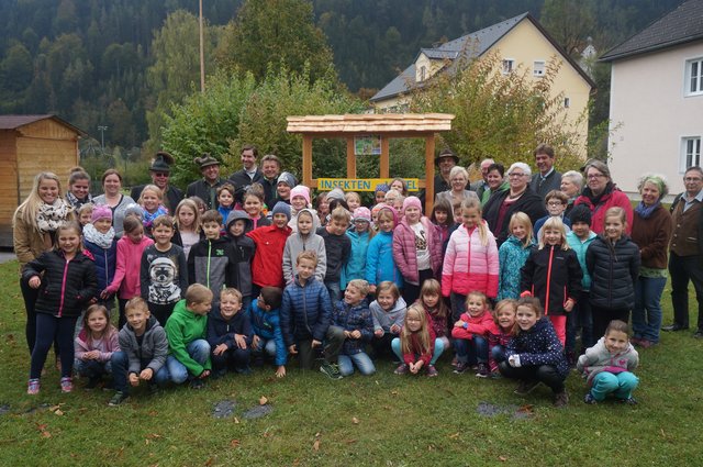 Gelungene Übergabe: Die Thörler Volksschüler freuen sich mit Bürgermeister Wagner, der Jägerschaft, Sponsoren und den Lehrern über das Insektenhotel.