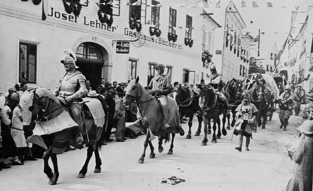Ein Festzug bei der Riedmarkfeier 1930 vor dem Gasthaus Lehner. | Foto: Museum Pregarten