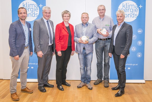 Programmmanager Christoph Wolfsegger, Landtagsabgeordneter Anton Kasser, Bettina Bergauer (Ministerium), Alexander Simader (KEM-Manager des Jahres), Christian Hummelbrunner (KEM-Projekt des Jahres, Region Traunstein) und Klimafonds-Geschäftsführer Ingmar Höbarth. | Foto: Haslinger