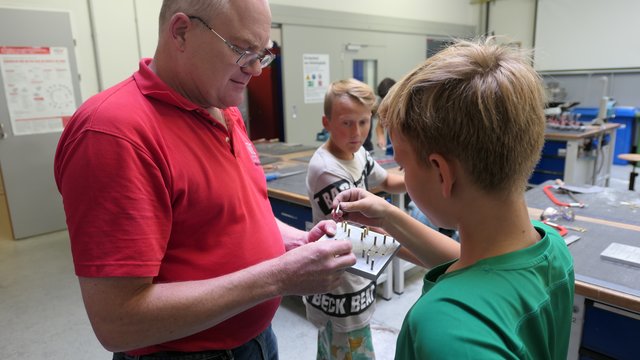 Ein fast fertiges Mühlespiel wird noch einmal getestet. | Foto: TAZ