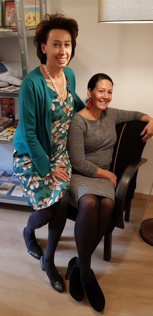 Doris Schulz veranstaltet mit Tapeziererin Barbara Hörtenhuemer ein Probesitzen auf dem Vintage-Stuhl aus den 1960er Jahren der Serie "Fury-Tales" - tapeziert mit Persianer | Foto: Medienfrau