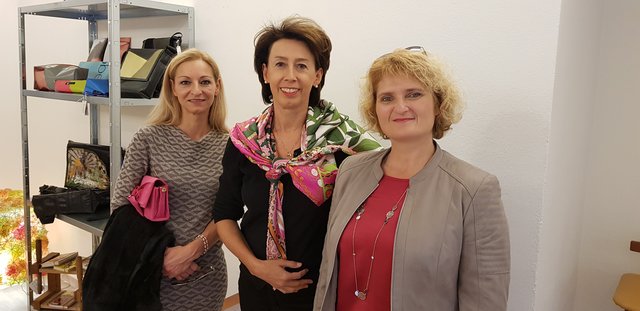 Personalcoach Daniela Sommer mit Doris Schulz und Sexualtherapeutin Doris Kaiser mit den Planentaschen von "Heidenspaß". | Foto: Medienfrau