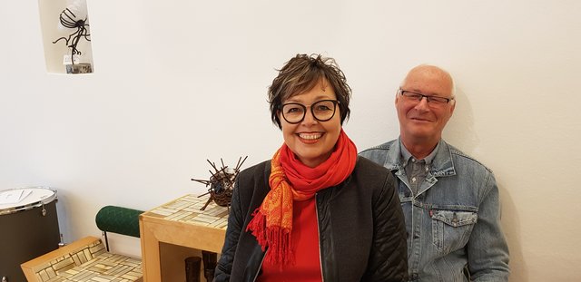 NR a.D. Claudia Durchschlag und Walter Durchschlag sind Stammkunden der Edelwerkstatt. Sie rasten auf den "Golos" - Möbel aus Gotteslobbüchern von Josef Pfeiffer, der 2013 den Europäischen Re-Design Award dafür bekommen hat.   | Foto: Medienfrau