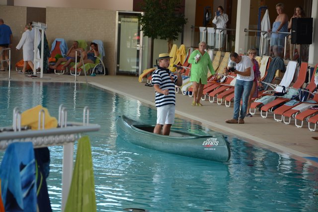 Sorgte für Aufmerksamkeit und neugierige Blicke: Zur Eröffnung zog ein Gondoliere zog im Becken der Therme Loipersdorf seine Kreise.
