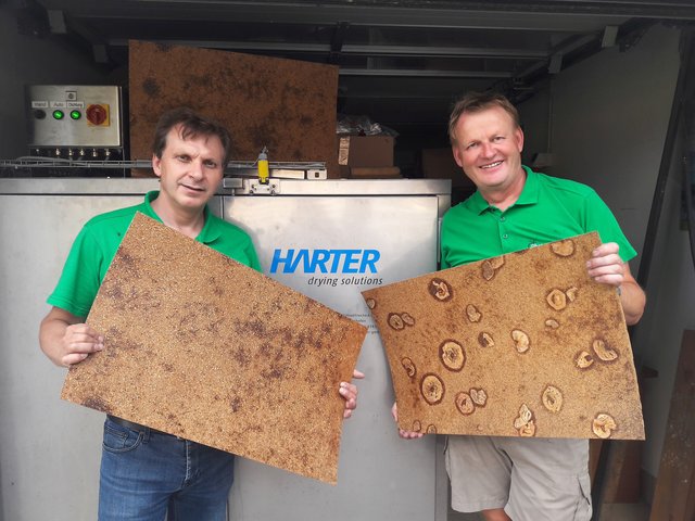 Christian Vötter vom Kulturverein Tauriska und Toni Lassacher vom Obst- und Gartenbauverein mit den neuen Produkten. | Foto: Mario Anhaus