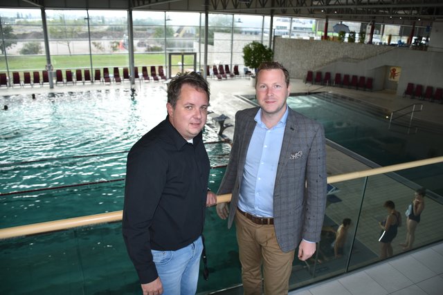 Markus Kopecky (l.) und Michael Schnedlitz. Die zwei Becken im Hintergrund haben jetzt getrennte Wasserkreisläufe.