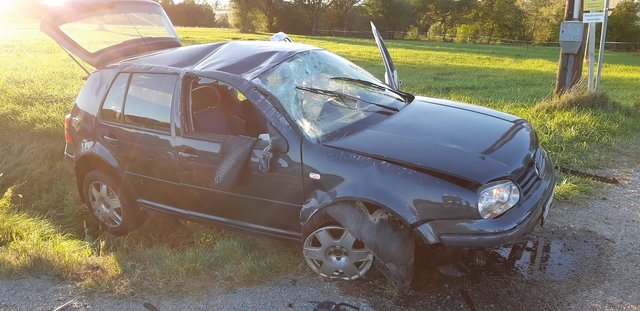 Die Freiwillige Feuerwehr Ollersbach war 30 Minuten mit der Bergung des Unfallfahrzeuges beschäftigt. | Foto: FF Ollersbach