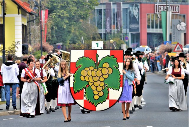 Winzerzug in Gamlitz, Weinfest, Südsteiermark, Brauchtumsumzug, Traditionsfest auf der Weinstraße, Gemeindewappen Gamlitz