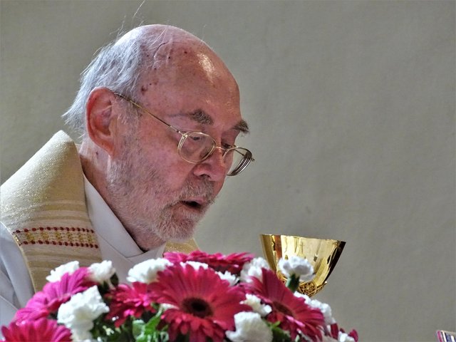 Pfarrer Helmuth Hausner hat an die 200 Paare verbunden. | Foto: Wilfried Scherzer