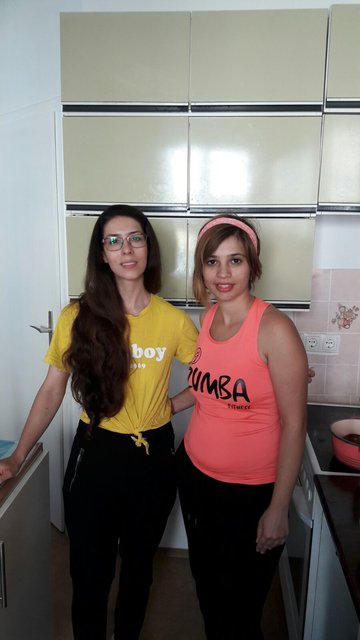 Links Mariam (35), rechts Sheri (29) in der Wohnküche | Foto: Clément de Dravo