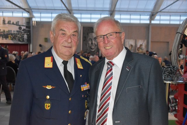 Ehren-Kommandant Ernst Eberle mit Sattler-Seniorchef Franz Sattler