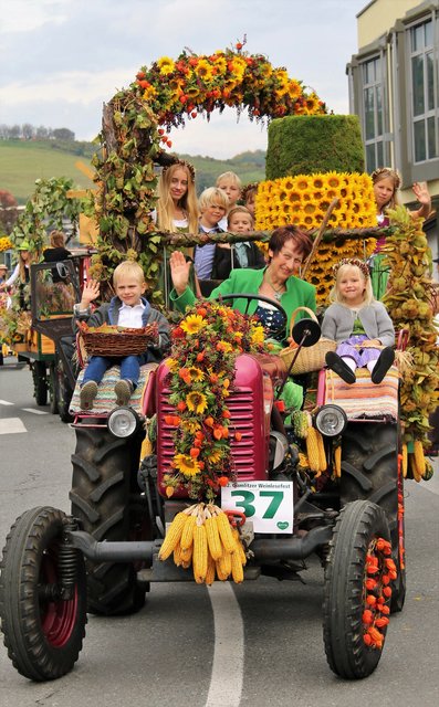 Weingut Strauss in Gamlitz, Weinbau &amp; Gästezimmer, Winzerzug, Weinlesefest