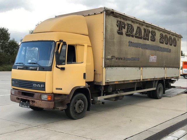 Dieser Lkw wies 32 Mängel auf und musste stehen bleiben. | Foto: LPD