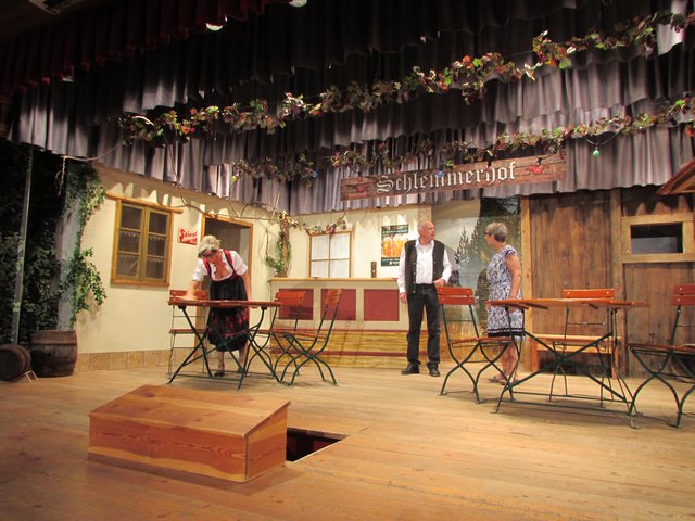 Die Schauspieler der Heimatbühne Pians spielen und singen diesmal in der Biergartenkomödie "Koane so wie du".