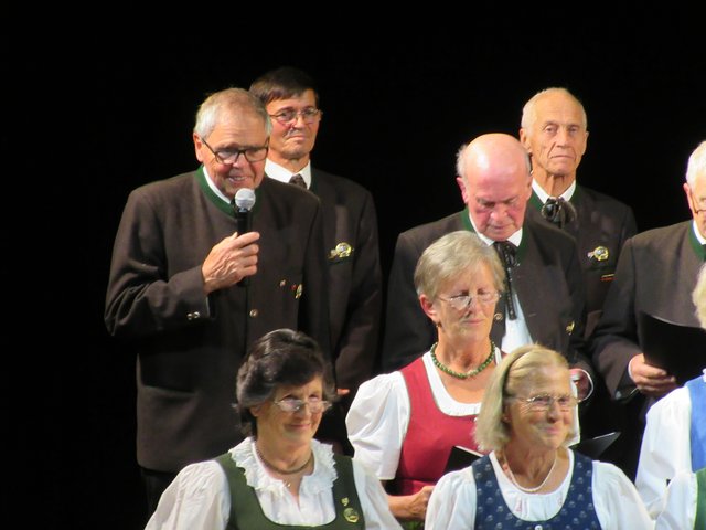 Sängerbundobmann Herbert Braumiller führte mit launigen Worten durch das Programm und hatte sogar einen netten und nachdenklich machenden Text zum Thema "Bauernherbst" gedichtet und vorgetragen. 