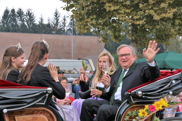Ministerin Juliane Bogner-Strauß, Weinhoheiten, Bürgermeister Karl Wratschko, Winzerzug, Gamlitz, Weinlesefest