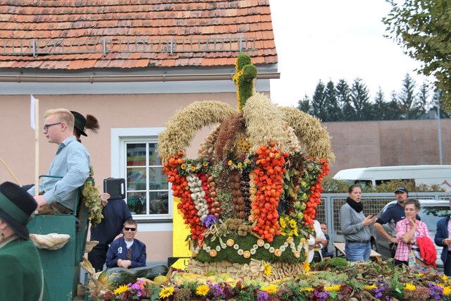 Erntekrone, Gamlitz, Winzerzug, Weinlesefest, Brauchtumsumzug, Erntedankfest