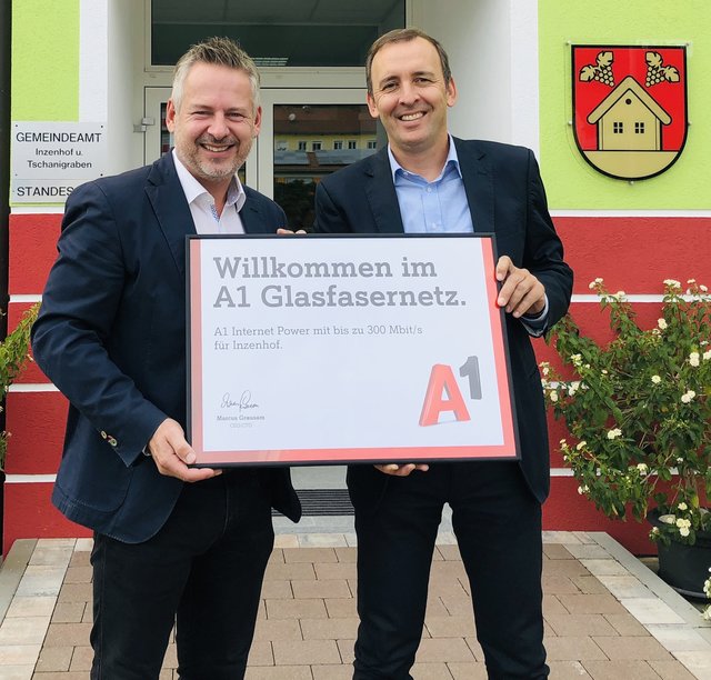 Der Ausbau ist abgeschlossen, verkünden Bürgermeister Jürgen Schabhüttl (links) und Markus Halb (A1). | Foto: Gemeinde Inzenhof