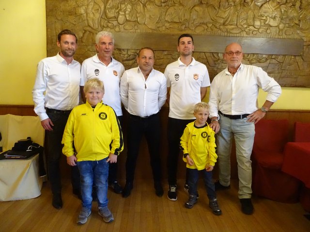 <f>Zwei Nachwuchskicker </f> mit, Christoph Prinstinger, Florian Stümpf, Dieter Leeb, Heinz Griesmayer und Gerhard Klambauer (v.l.).