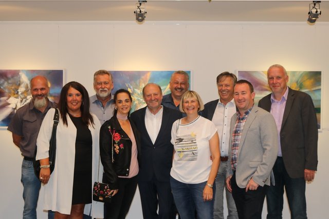 Künstler Stanko Sadjak (Mitte) mit Bürgermeister Hermann Srienz und einigen Gemeinderäten | Foto: KK