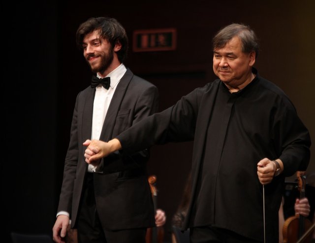 Pianist Philipp Scheucher (li.) und Dirigent Adik Abdurakhmanov.
