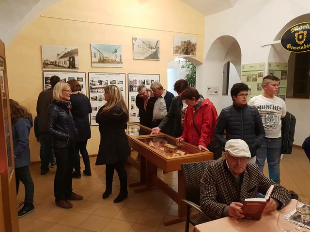 Gespräche und Informationsmöglichkeiten im Rugus-Schauraum im Schloss Schiltern.