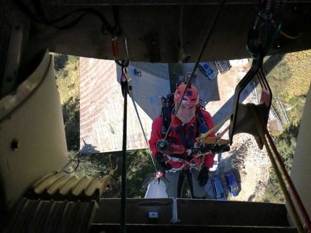 Spektakulär verlief die Abseil-Übung zur Personenrettung der Bergrettung Vordernberg vom 50 Meter hohen Windkraftwerk am Präbichl. | Foto: Bergrettung Vordernberg