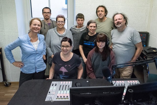 Grund zum Feiern hat das Team von Radio FRO gleich zweimal: Zum einen das 20-jährige Bestehen des Senders und andererseits die Inbetriebnahme des neuen digitalen Mischpultes.