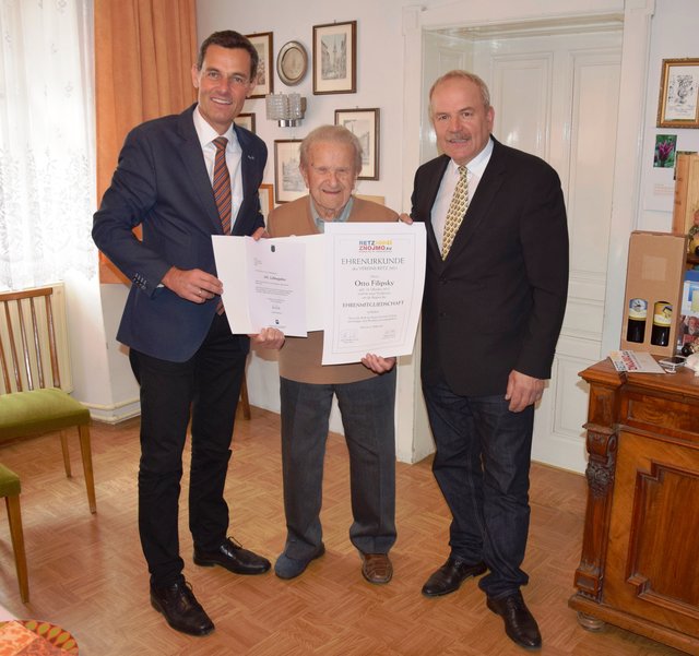 Stefan Grusch und Bgm. Helmut Koch mit Otto Filipsky.        Foto: Privat
