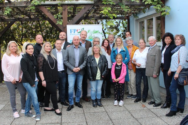 Markus Leinfellner wurde einstimmig als FPÖ-Stadtparteiobmann wiedergewählt und hat ein starkes Team um sich. | Foto: FPÖ
