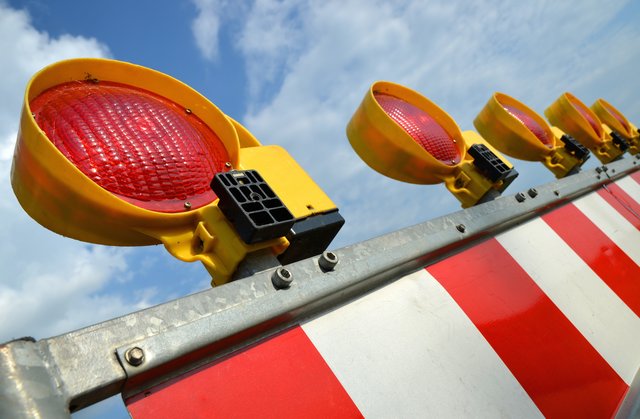 Bis 30. November wird die Prager Straße baulich verengt. Statt vier Fahrspuren bleiben nur noch zwei für Autos übrig.  | Foto: Fotolia / mhp