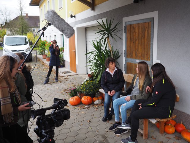 Die Schüler haben in ihrem ersten Film unter anderem eine Bio-Landwirtin befragt, wie sie mit Nachhaltigkeit und Mobilität zum Klimaschutz beiträgt.