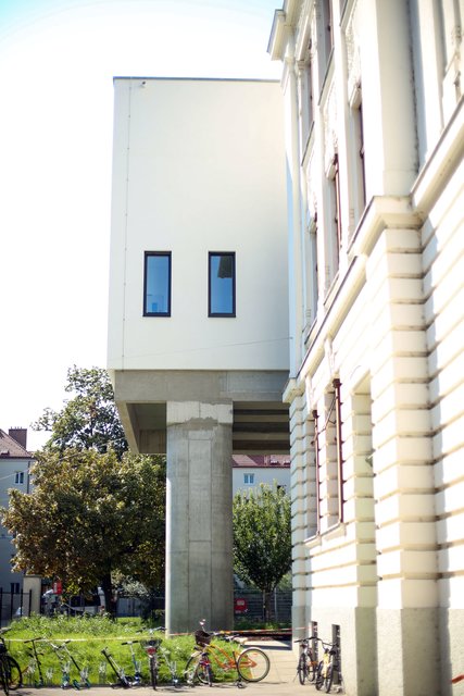 Der Zubau an die Schule wurde auf Stützen errichtet.