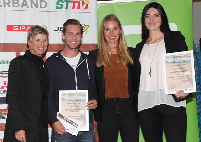 STTV Präsidentin Barbara Muhr, Lorenz Fink (ATV RE team future Irdning, Bundesliga Sieger Herren), Barbara Schett und Mahira Hafizovic (Grazer Park Club 1, Bundesliga Sieger Damen) | Foto: GEPA Pictures