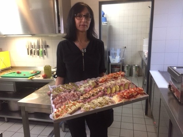 Wirtin aus Überzeugung: Irene Dragschitz mit den begehrten belegtne Broten des Hauses. | Foto: Foto: Dragschitz