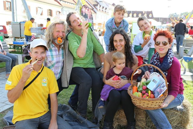 Picknick am Fehringer Hauptplatz. Mit Produkten von 23 Ausstellern wurde das Bio-Fest zu einem Geschmackserlebnis. 
