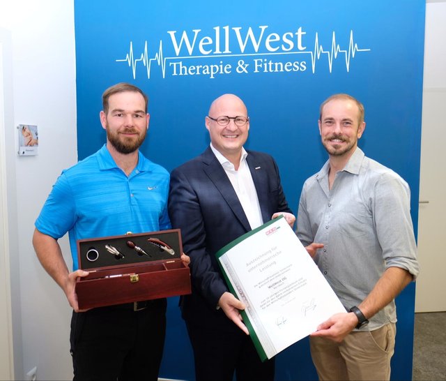 Anlässlich des Jubiläums gratulierte WKO-Obmann Peter Sükar Armin Hrassnig und Thomas Vodica. | Foto: Cescutti