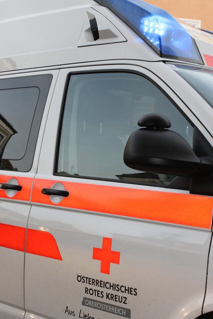 Nach der Erstversorgung durch den Notarzt wurde der Bursch von der Rettung ins Krankenhaus Schärding gebracht. | Foto: Huber